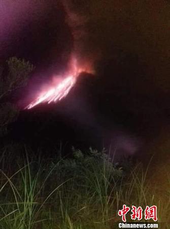 從上午到停晚，該火山持續噴發出熔巖和火山灰。印尼抗災署供圖