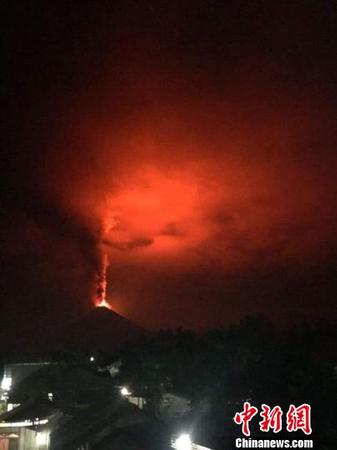 該火山持續噴發出熔巖和火山灰。印尼抗災署供圖