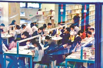 “滿座”已成為廣州圖書館的常態，昨天自然不例外。