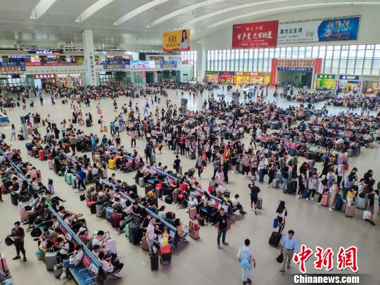 10月7日，旅客發送到達合計超20萬人次。　李南軒 攝