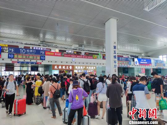 學生、探親、旅游返程客流密集，到達和出發呈現雙向高峰。　李南軒 攝