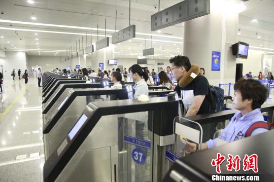 逾三成出入境旅客享受到“10秒快速通關(guān)”的便利?！≤窡?攝