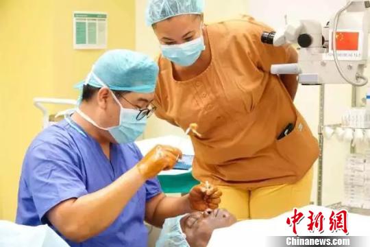 9個(gè)工作日做355臺(tái)手術(shù)：中國(guó)專家組赴安巴為白內(nèi)障患者帶來(lái)光明