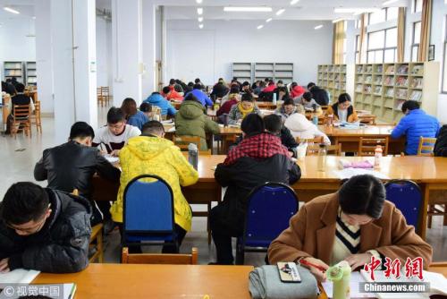 資料圖：2017年11月22日，山東青島，考研生在圖書館內埋身書海認真復習。小老茂 攝 圖片來源：視覺中國