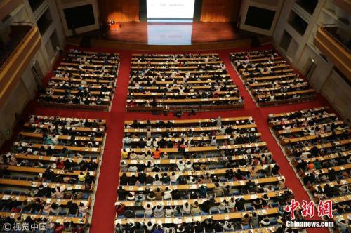 資料圖：2018年1月10日，在濟南山東會堂內，5000名考研族同上巨無霸大課。 鄭濤 攝 圖片來源：視覺中國