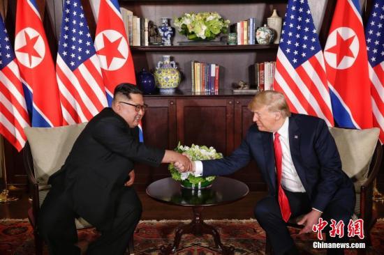 6月12日，朝鮮最高領導人金正恩(左)與美國總統特朗普在新加坡舉行會晤。 中新社發 新加坡通訊及新聞部供圖 攝