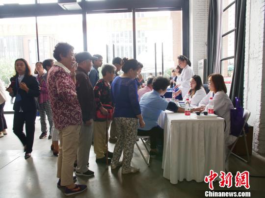 活動現(xiàn)場專家提供咨詢，血壓、血糖、體重測量，健康教育宣傳折頁發(fā)放等免費服務(wù)。　芊燁 攝