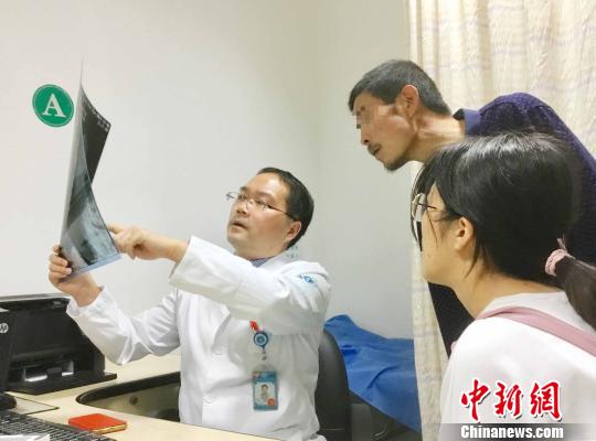 浙大一院骨科主治醫師胡金艮工作照。 浙大一院 供圖 攝 浙大一院骨科主治醫師胡金艮工作照。 浙大一院 供圖 攝