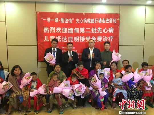 圖為緬甸先心病患兒及其家長與工作人員合影 陳靜 攝
