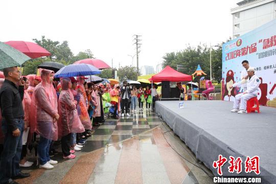 10月10日，桂林市人民醫(yī)院急診科基礎(chǔ)生命支持導(dǎo)師現(xiàn)場演示止血包扎法。　黃薇 攝