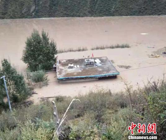 金沙江堰塞湖造成沿江部分民房被淹。鐘欣 攝