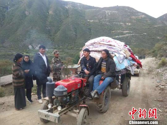 圖為當地受災村民轉移家用物資。　昌都市宣傳部供圖 攝