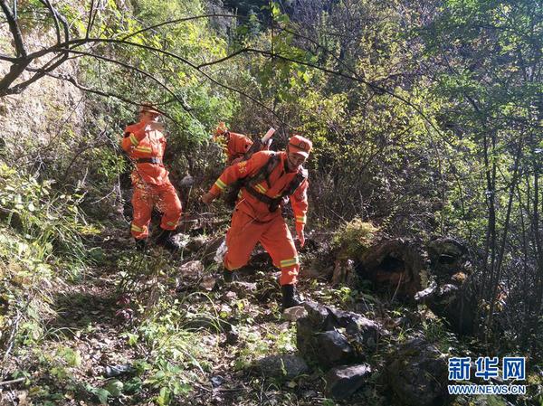 先遣隊員向山體滑坡核心區(qū)挺進（10月11日攝）。