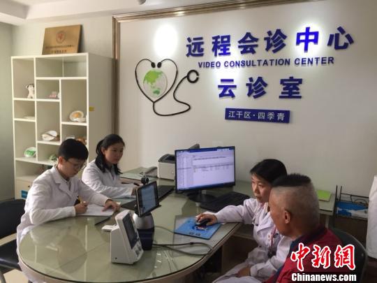 遠(yuǎn)程會(huì)診中心云診室。　朱音 攝