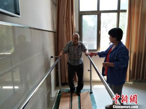 資料圖：老人在護工的協助下進行康復訓練。陳建華、薛艷偉供圖
