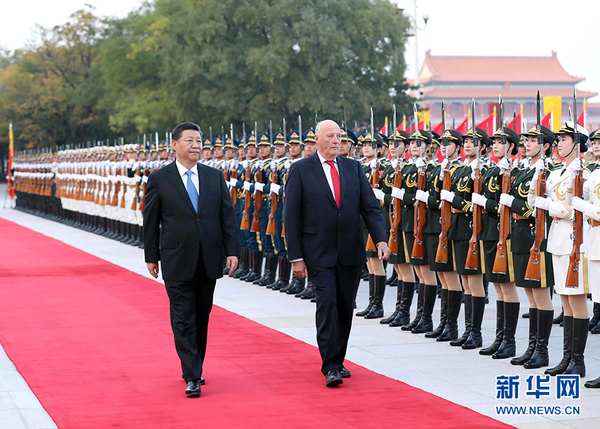 10月16日，國家主席習(xí)近平在北京人民大會堂同挪威國王哈拉爾五世舉行會談。這是會談前，習(xí)近平在人民大會堂東門外廣場為哈拉爾五世舉行歡迎儀式。