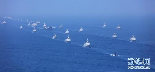　4月12日上午，中央軍委在南海海域隆重舉行海上閱兵，展示人民海軍嶄新面貌，激發(fā)強(qiáng)國強(qiáng)軍堅(jiān)定信念。中共中央總書記、國家主席、中央軍委主席習(xí)近平檢閱部隊(duì)并發(fā)表重要講話。這是航母打擊作戰(zhàn)群等接受檢閱。新華社發(fā)（莫小亮 攝）
