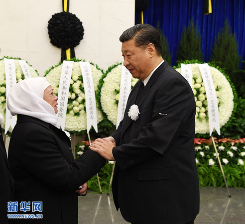 10月18日，司馬義·艾買提同志遺體送別在北京八寶山革命公墓舉行。習近平、栗戰書、汪洋、王滬寧、趙樂際、韓正、王岐山、胡錦濤等前往八寶山送別。這是習近平與司馬義·艾買提親屬握手，表示深切慰問。