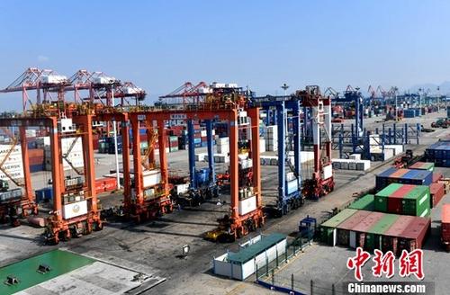 9月14日，中國國家統(tǒng)計(jì)局發(fā)布的8月份國民經(jīng)濟(jì)運(yùn)行情況顯示，中國貿(mào)易進(jìn)出口增長加快，貿(mào)易順差大幅收窄。數(shù)據(jù)顯示，8月份，中國進(jìn)出口總額27097億元（人民幣，下同），同比增長12.7%，增速比上月加快0.2個百分點(diǎn)。圖為廈門港（資料圖片）。<a target='_blank' href='http://www.chinanews.com/'>中新社</a>記者 呂明 攝