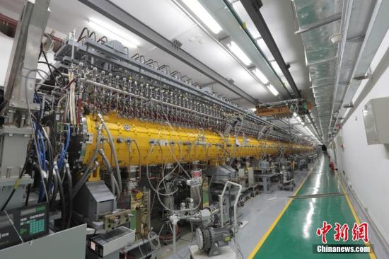 3月25日，中國科學院高能物理研究所發(fā)布消息稱，建在廣東東莞的中國“十一五”國家重大科技基礎設施——中國散裂中子源，已按期、高質量完成全部工程建設任務。這一被譽為“超級顯微鏡”的大科學裝置，當天通過了中科院組織的工藝鑒定和驗收。中國散裂中子源為中國首臺、世界第四臺脈沖型散裂中子源，其建成填補了中國國內脈沖中子應用領域的空白，對滿足國家重大戰(zhàn)略需求、解決前沿科學問題具有重要意義。中國散裂中子源由中科院高能物理研究所承建，中科院物理研究所共建，2011年9月開工建設，工期6.5年，總投資約23億元人民幣。圖為中國散裂中子源漂移管直線加速器。<a target='_blank' href='http://www.chinanews.com/'>中新社</a>發(fā) 中科院高能所供圖