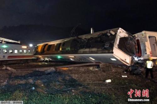 列車出軌翻覆事故現場。