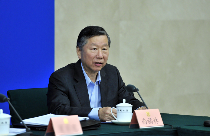 全國政協(xié)經(jīng)濟委員會主任尚福林在遠(yuǎn)程協(xié)商會上發(fā)言