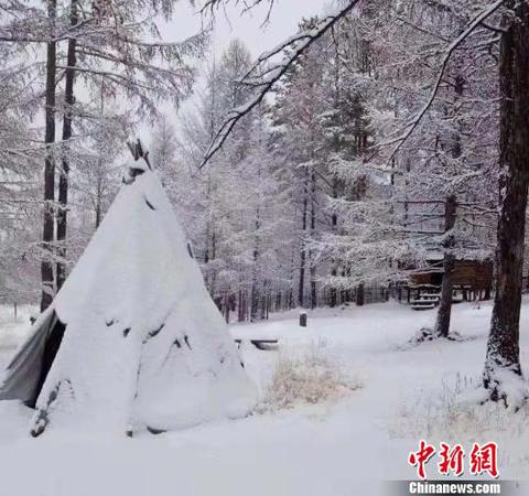 圖為雪中撮羅子?！埇| 攝