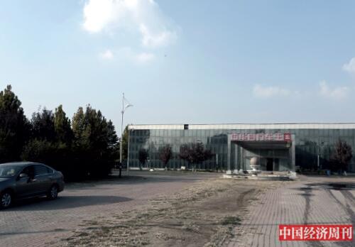 p32-1 “中華自行車王國”產業園區已人去樓空，周邊長滿了雜草?！吨袊洕芸酚浾?銀昕 I 攝