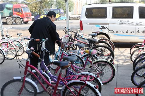 p34 王慶坨鎮聚集了諸多自行車商鋪廠商，但如今挑選購買或訂貨的客戶寥寥無幾?！吨袊洕芸酚浾?銀昕I 攝