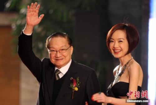 資料圖：2009年，金庸榮獲“影響世界華人終身成就獎”。中新社記者 張宇 攝
