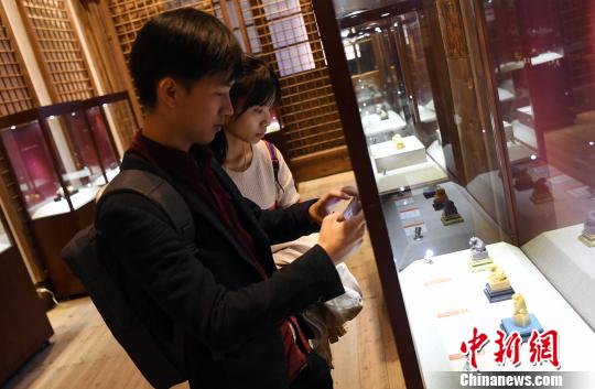 展出的壽山石印鈕雕刻精品吸睛?！∮浾邉⒖筛?攝