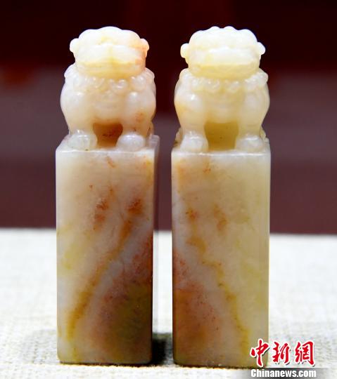 展出的壽山石印鈕雕刻精品巜鼎獅鈕對章》?！∮浾邉⒖筛?攝
