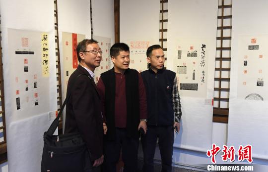 “金石秋韻”福建省首屆篆刻藝術展暨壽山石印鈕雕刻邀請展，吸引觀眾眼球。　記者劉可耕 攝
