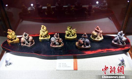 展出的壽山石印鈕雕刻精品《普濟四?！?，吸引觀眾眼球。　記者劉可耕 攝