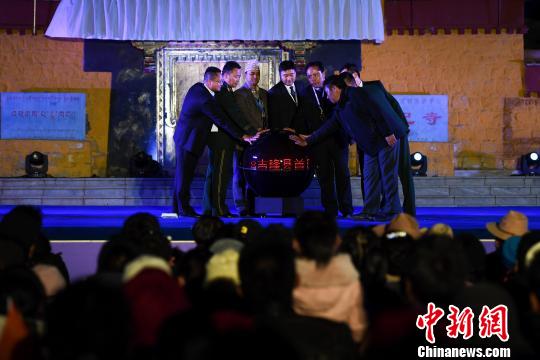 30日晚，吉隆縣首屆邊貿(mào)文化旅游節(jié)在中尼邊境特色小鎮(zhèn)吉隆鎮(zhèn)開幕。　何蓬磊 攝
