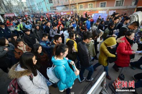 資料圖：參加國家公務員考試的考生們陸續進入考場。<a target='_blank' href='http://www.chinanews.com/'>中新社</a>記者 韋亮 攝