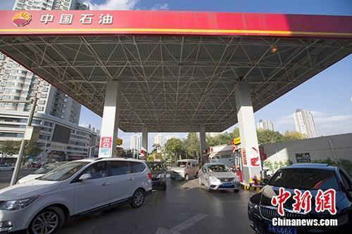 資料圖：車輛正在加油站加油。<a target='_blank' href='http://www.chinanews.com/'>中新社</a>記者 張云 攝