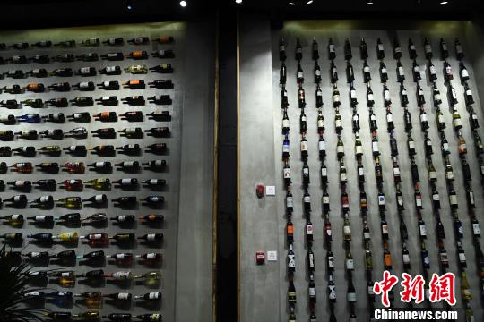 圖為展廳內(nèi)墻壁山掛滿了各類紅酒。　陳超 攝