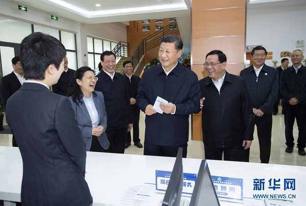 　11月6日，中共中央總書記、國家主席、中央軍委主席習近平在上海考察。這是習近平在虹口區市民驛站嘉興路街道第一分站同工作人員親切交談。 新華社記者 李濤 攝