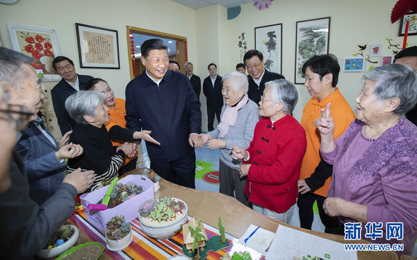 11月6日，中共中央總書記、國家主席、中央軍委主席習近平在上海考察。這是習近平在虹口區市民驛站嘉興路街道第一分站托老所同老年居民親切交談。 新華社記者 李濤 攝