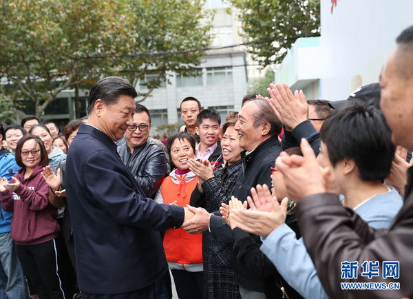 　11月6日，中共中央總書記、國家主席、中央軍委主席習近平在上海考察。這是習近平在虹口區市民驛站嘉興路街道第一分站同居民親切握手。 新華社記者 謝環馳 攝