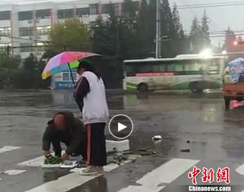 高中女生街頭雨中為老人撐傘被點贊：姑娘，你真美