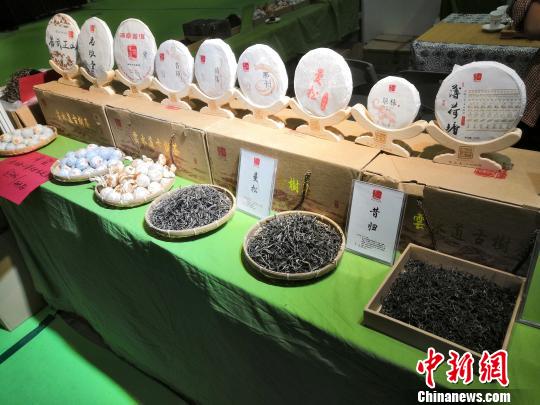 圖為2018南寧茶博會上展出的產品。　楊陳　攝
