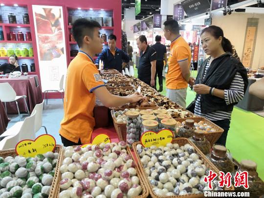 圖為在2018南寧茶博會上，茶企參展商在與客戶洽談。　楊陳 攝