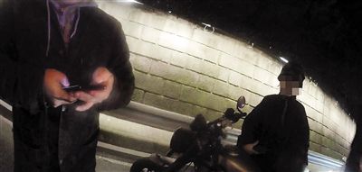 情侶摩托兜風玩浪漫 小伙被扣19分罰900元駕照被扣