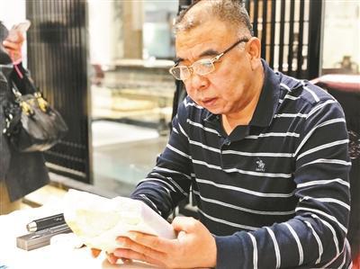 專家在評估一塊原石。