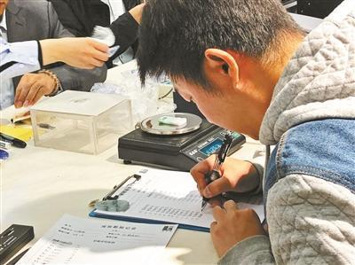 鑒定人員在現(xiàn)場鑒定評估。