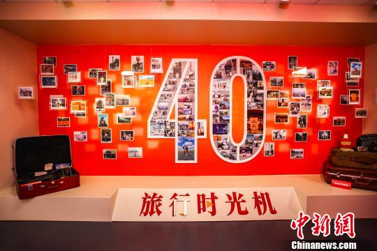此次新裝亮相國(guó)家博物館的“時(shí)光博物館”延續(xù)了“中國(guó)有我，時(shí)光有我”的主題，采用微觀視角，解構(gòu)40年來中國(guó)人衣食住行的變遷。“旅行時(shí)光機(jī)”作為此次的新增主題，圍繞旅行中衣食住行等相關(guān)體驗(yàn)的變化，對(duì)全民旅行記憶進(jìn)行了還原，重現(xiàn)了旅行從“奢侈品”進(jìn)入“尋常百姓家”的歷程。　夏賓 攝