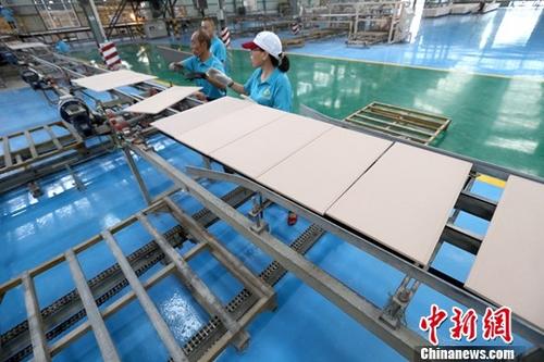 資料圖：某企業(yè)工作人員正在生產(chǎn)作業(yè)。<a target='_blank' href='http://www.chinanews.com/'>中新社</a>記者 張云 攝