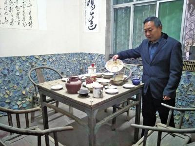 八仙桌上擺滿了碗碟，四把太師椅等您入座。